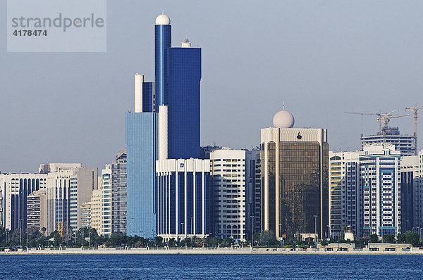 Skyline von Abu Dhabi Stadt  Emirat Abu Dhabi  Vereinigte Arabische Emirate  VAE  Asien