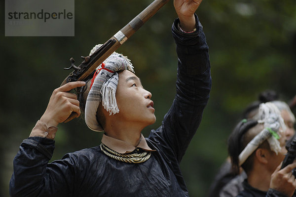 Mann der Basha Minderheit bei einer Schießzeremonie  Basha  Guizhou  Südchina  China