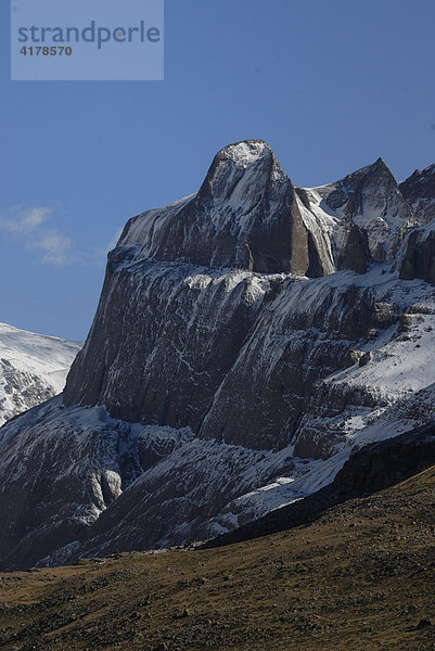 Mount Kailash (tibetisch: Kang Rinpoche)  6638 m  mit Westtal der Kailash Kora  Westtibet  Provinz Ngari  Tibet (China)  Asien