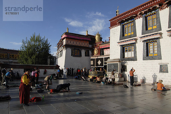 Niederwerfungen der tibetischen Pilger vor dem Jokhang Tempel  Lhasa  Tibet  China  Asien
