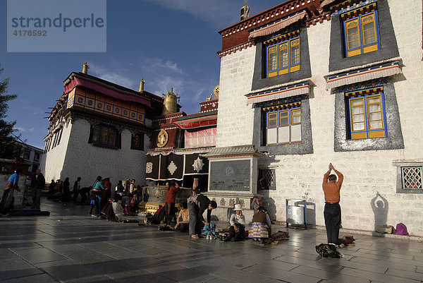 Niederwerfungen der tibetischen Pilger vor dem Jokhang Tempel  Lhasa  Tibet  China  Asien