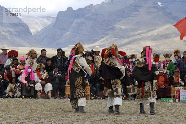 Nomaden in farbenfroher Tracht beim Nomadenfest am Mount Kailash  Provinz Ngari  Tibet  China