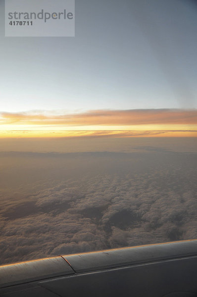 Sonnenuntergang  Blick aus dem Flugzeug  Tragfläche  Wolken