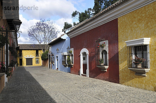 Bunte Häuserzeile  Hotel Villa Colonial  Antigua Guatemala  Guatemala  Mittelamerika