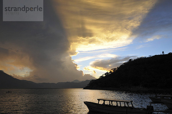 Sonnenuntergang  Gegenlicht  Wolkenstimmung  Boot  Atitlan See  Guatemala  Mittelamerika