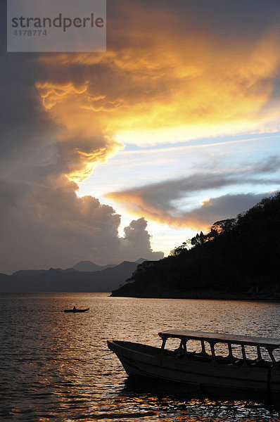 Sonnenuntergang  Gegenlicht  Wolkenstimmung  Boot  Atitlan See  Guatemala  Mittelamerika