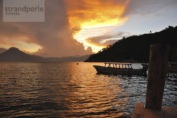 Sonnenuntergang  Gegenlicht  Wolkenstimmung  Boot  Atitlan See  Guatemala  Mittelamerika