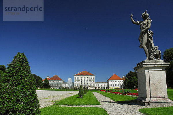 Schloss Nymphenburg mit Skulptur im Schlosspark  München  Bayern  Deutschland