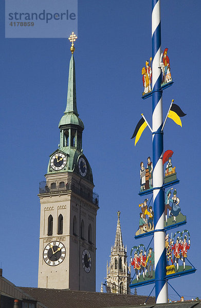 Maibaum am Viktualienmarkt  Kirchturm von Sankt Peter  Alter Peter  im Hintergrund Rathausturm  München  Bayern  Deutschland