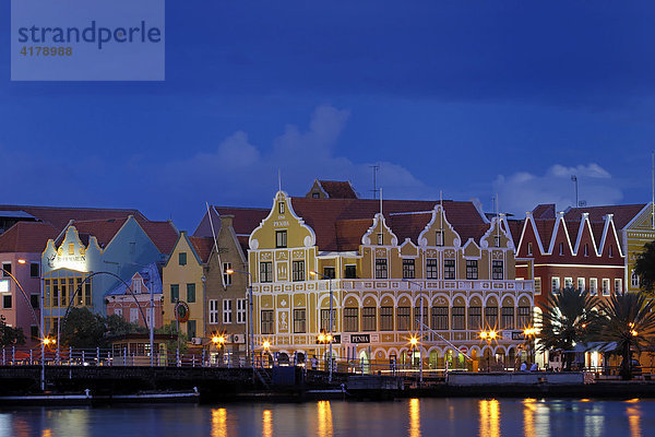 Blaue Stunde in Willemstad  Hauptstadt von Curacao und der Niederländischen Antillen