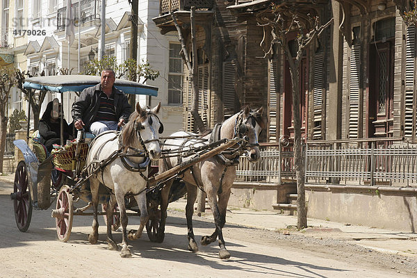 Pferdkutsche auf einer der autofreien Prinzeninseln im Marmarameer  Türkei