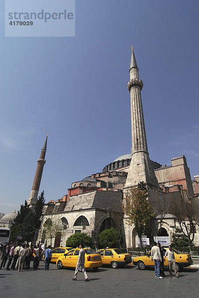 Hagia Sophia mit Taxis  Istanbul  Türkei