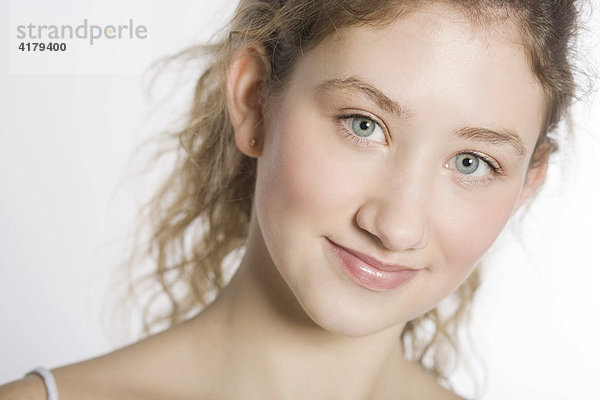 Lächelnde junge Frau vor weißem Hintergrund