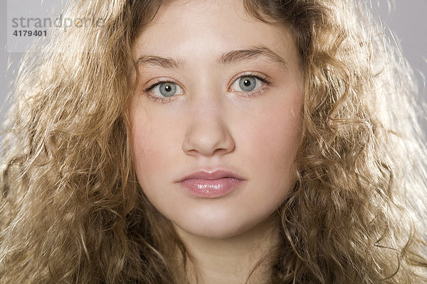 Portrait einer jungen Frau mit gelockten Haaren