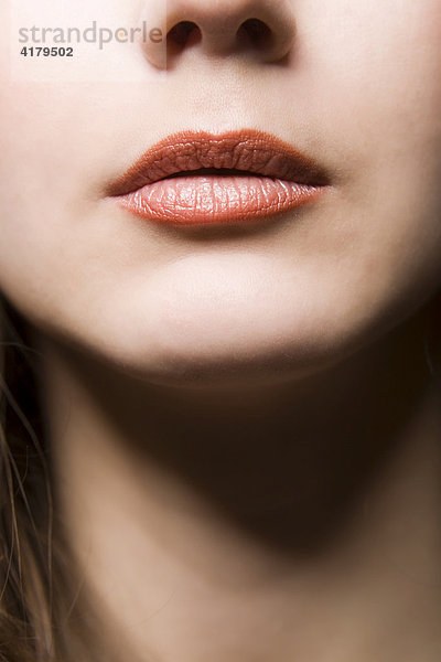 Lippen und Hals einer jungen Frau mund