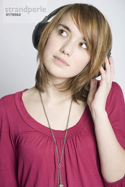 Teenager hört Musik mit Kopfhörer