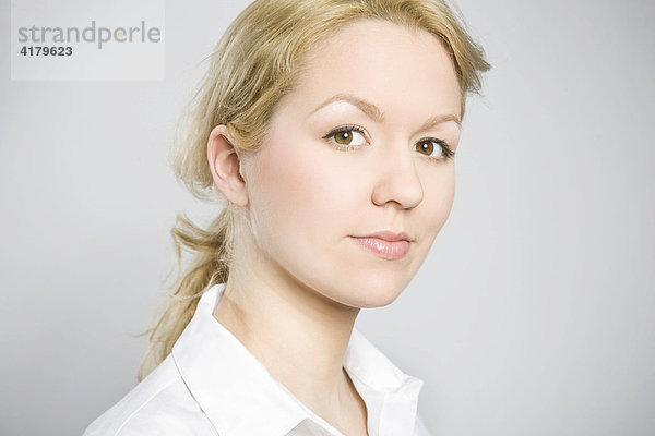 Portrait einer blonden jungen Frau