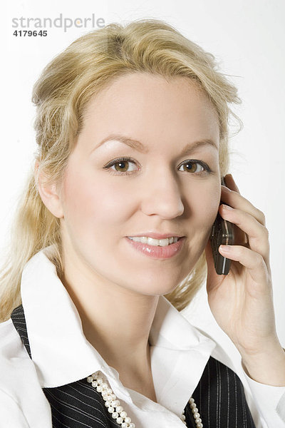 Junge blonde Business-Frau telefoniert mit einem Mobiltelefon