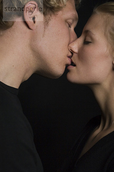 Liebespärchen küsst sich mund