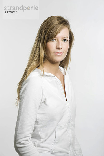 Portrait einer jungen Frau mit langen dunkelblonden Haaren