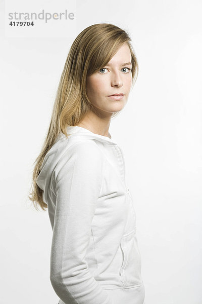 Portrait einer jungen Frau mit dunkelblonden Haaren