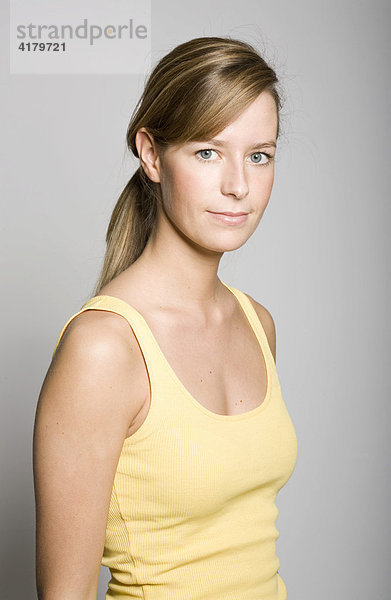 Portrait einer jungen Frau mit gelben Shirt
