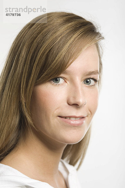 Kopfportrait einer jungen Frau mit dunkelblonden Haaren