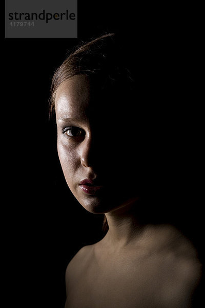 Portrait einer jungen Frau bei starkem Seitenlicht