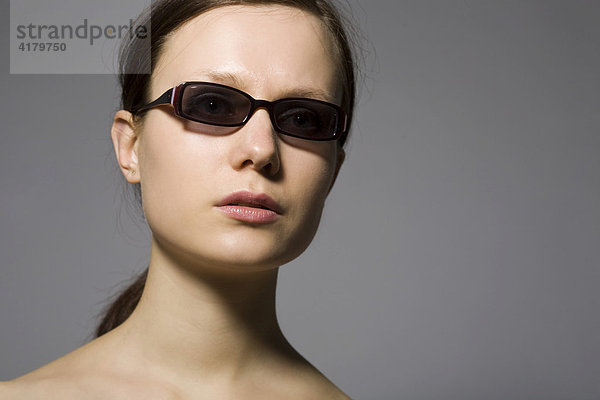 Junge dunkelhaarige Frau mit Sonnenbrille