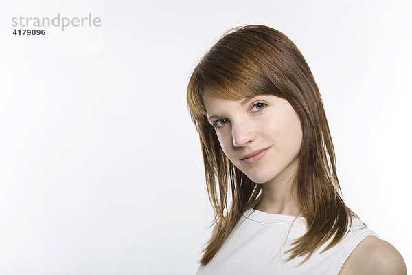 Portrait einer jungen Frau vor Weiß