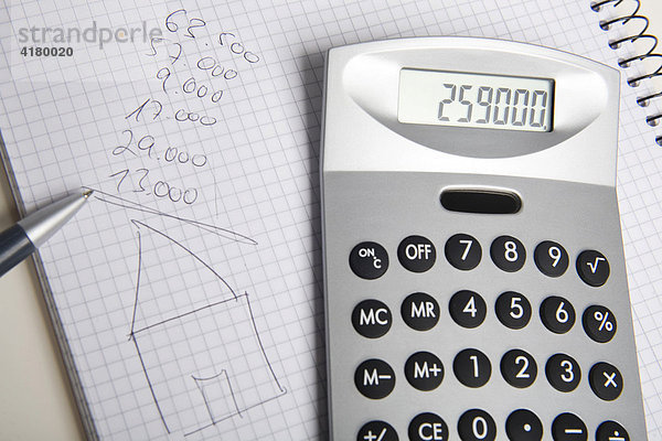 Taschenrechner zeigt Kosten für den Bau eines Hauses an