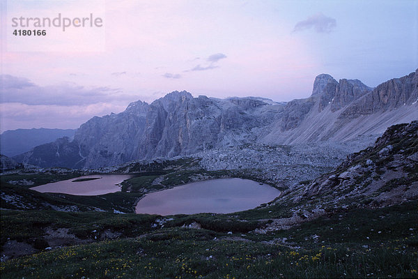 Bödenseen mit Einserkogel in den Sextener Dolomiten  Südtirol  Italien
