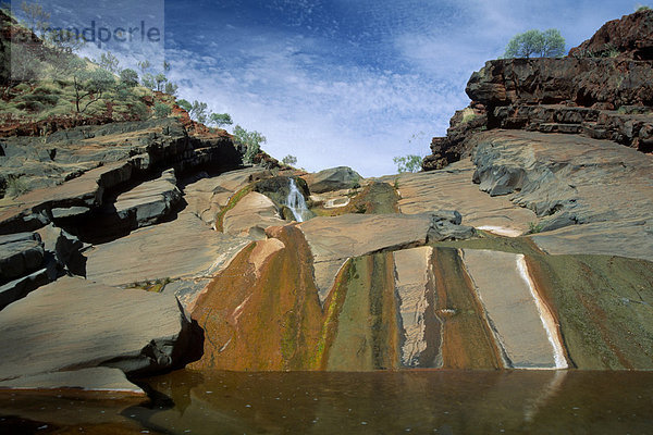 Bunter Wasserfall in der Hamersley Gorge  Karijini Nationapark  Westaustralien  Australien