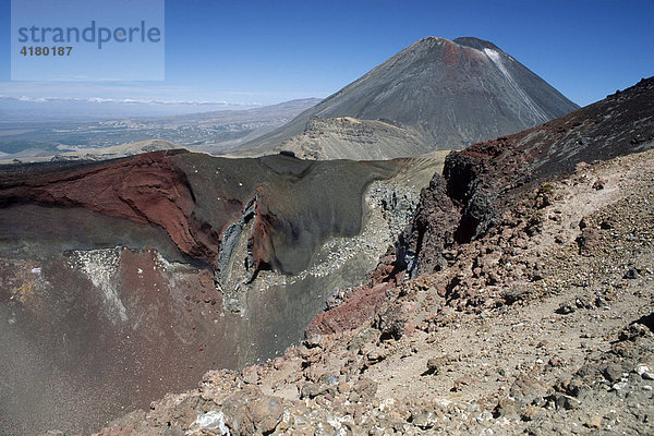 Roter Krater vor dem Mount Ngauruhoe im Tongariro Nationalpark  Nordinsel  Neuseeland