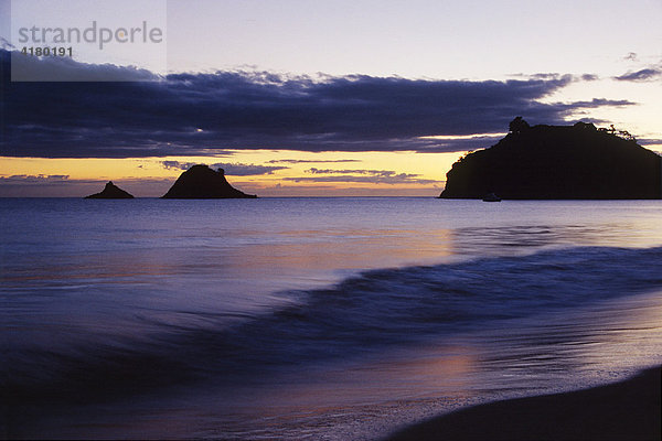 Nach Sonnenuntergang an der Küste von der Halbinsel Coromandel  Nordinsel  Neuseeland