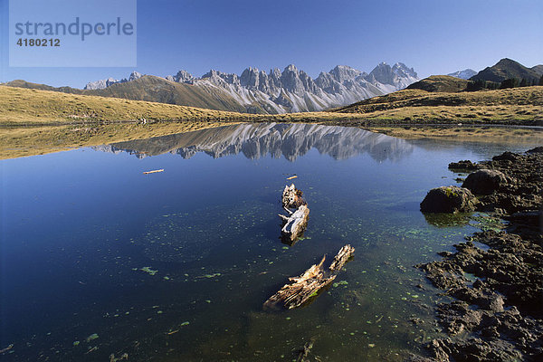 Kalkkögel spiegeln sich im See im Herbst  Nordtirol  Österreich  Europa