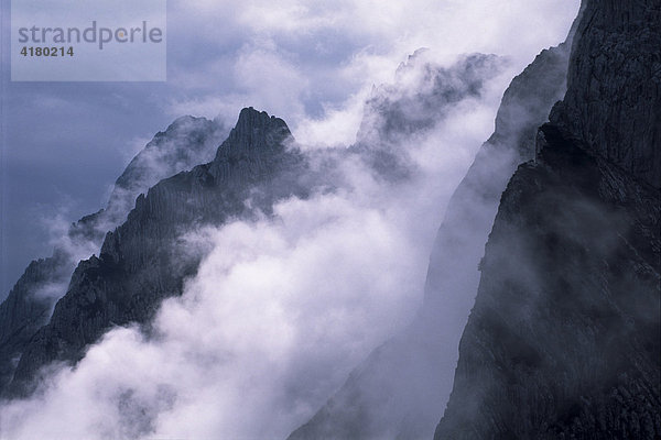 Wolken hängen im Kaisergebirge  Nordtirol  Österreich  Europa