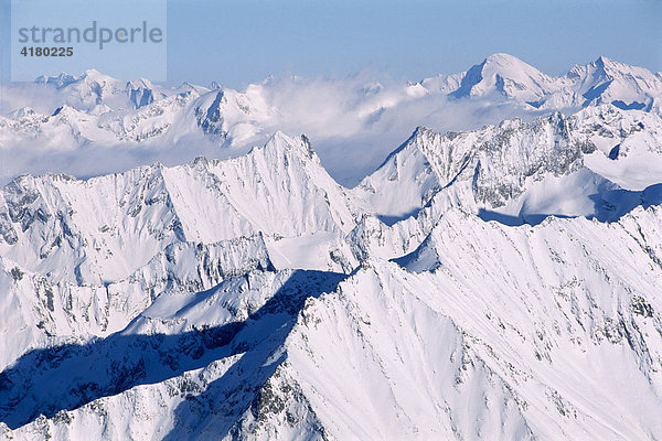 Blick über die Zillertaler Alpen und die Hohen Tauern mit Symonispitze und Großer Geiger von der gefrorenen Wand aus  Nordtirol  Österreich  Europa