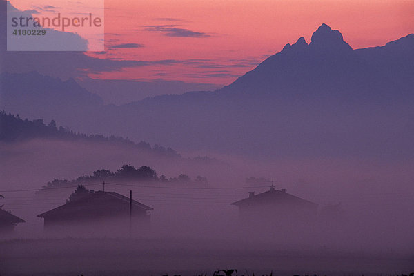 Nebelstimmung im Inntal im Hintergrund der Wilde Kaiser  Nordtirol  Österreich  Europa