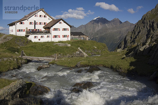 Neue Regensburgerhütte in den Stubaier Alpen  Nordtirol  Österreich  Europa