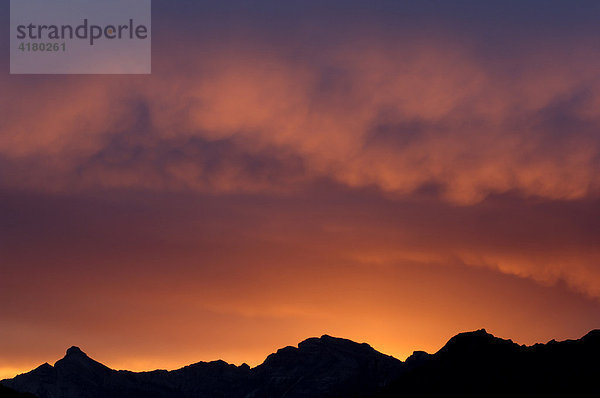 Sonnenaufgang über den Stubaier Alpen von der Neuen Regensburger Hütte aus gesehen  Stubaital  Nordtirol  Österreich  Europa