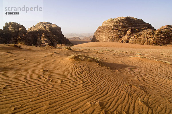 Felsformationen und Windverwehungen in der Wüste Wadi Rum  Jordanien  Naher Osten