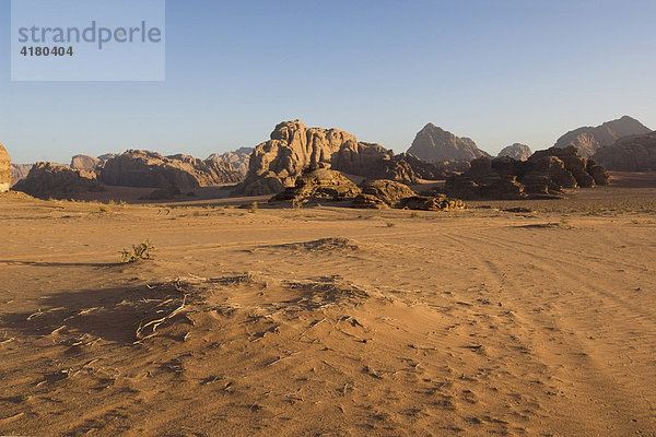 Felsformationen in der Wüste Wadi Rum  Jordanien  Naher Osten