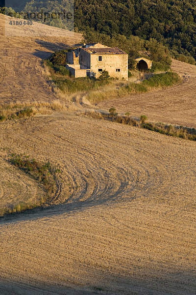 Altes Bauernhaus in den Hügeln der Toskana  Italien  Europa