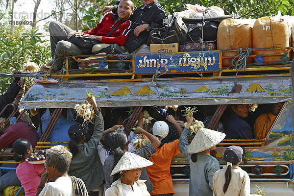 Verkäufer warten an der Haltestelle auf Kunden in den Bussen  Laos
