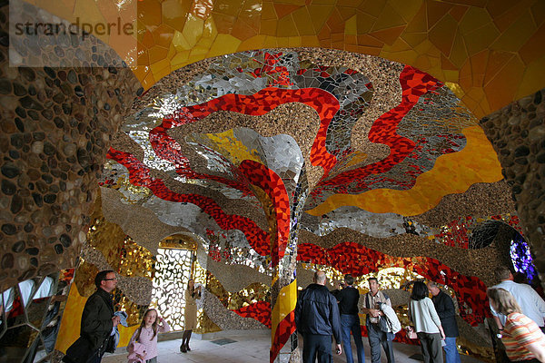 Die historische Grotte in den Herrenhäuser Gärten bei Hannover  bei der EXPO 2000 nach den Plänen der Künstlerin Niki de Saint Phalle neu ausgestaltet worden Niedersachsen  Deutschland