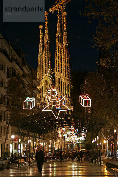 Antoni Gaudis Kirche Sagrada Familia in Barcelona  Katalonien  Spanien  zu Weihnachten
