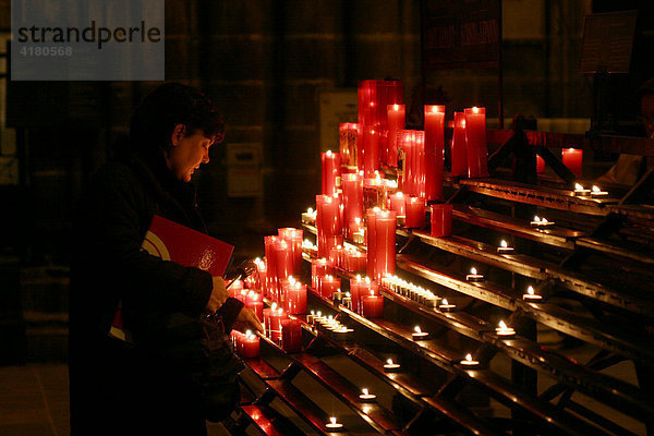 Kerzen in der Kathedrale in Barcelona  Katalonien  Spanien