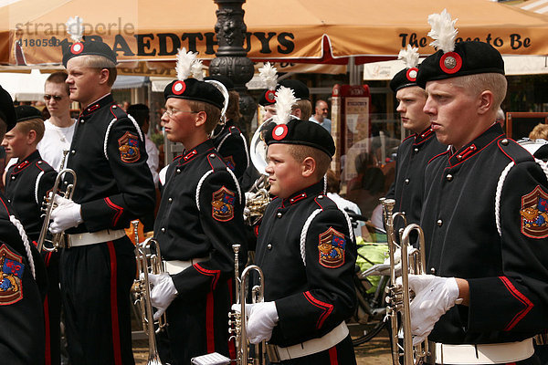 Trompeter einer Parade mit Spielmannszügen auf dem Marktplatz von Delft  Niederlande