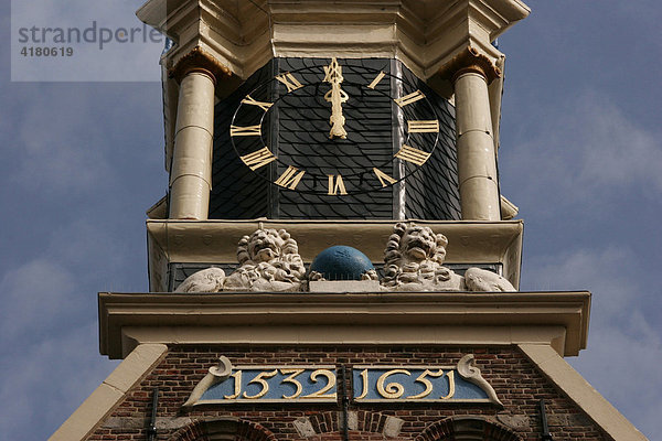Historische Uhr am Hafenturm Hoofdtoren  Hoorn  Niederlande